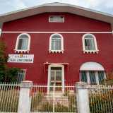 � ben visibile sulla destra, con il suo tipico rosso pompeiano, i due piani con mansarda...